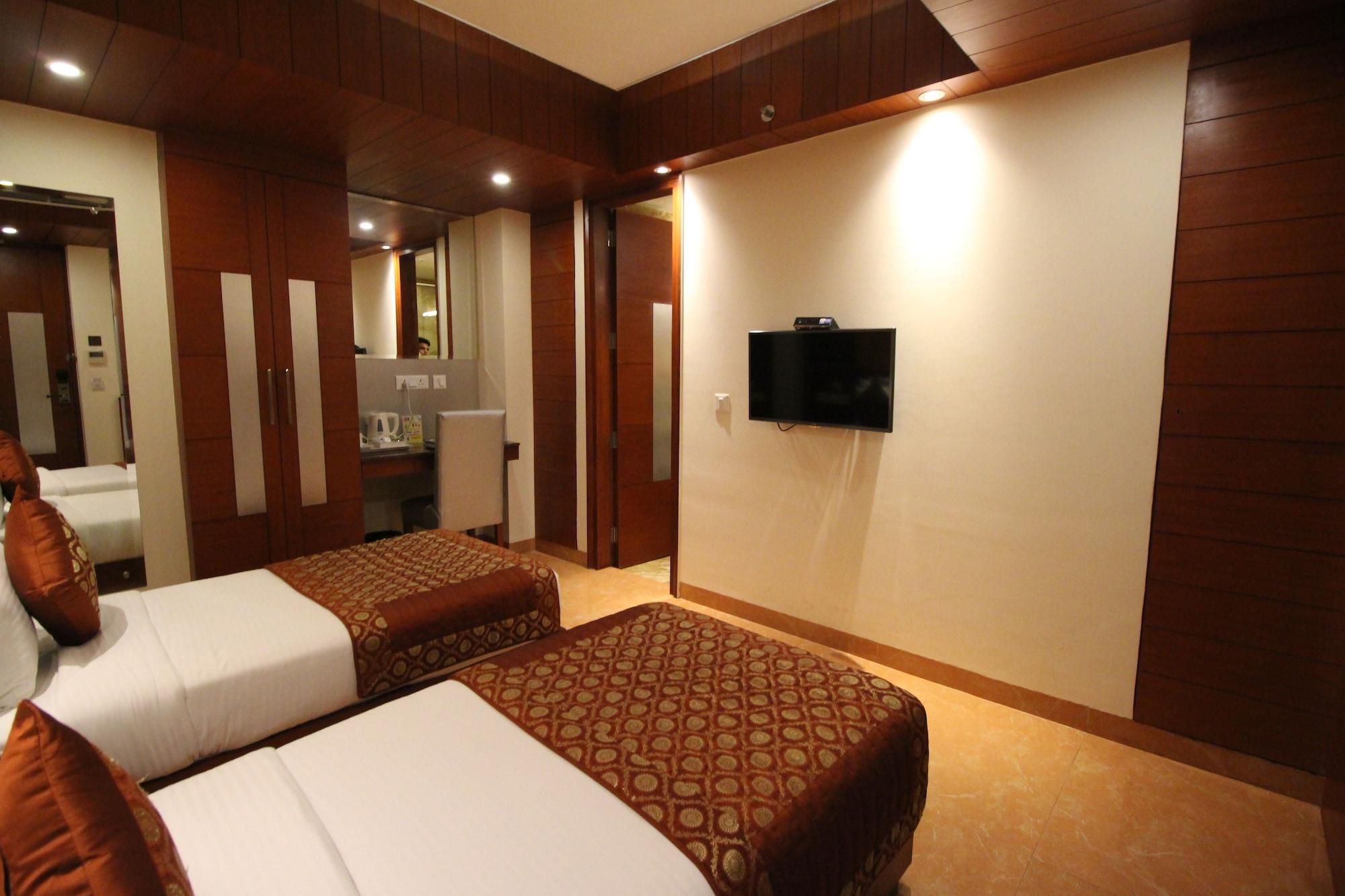 Hotel Golden Grand Delhi  Exterior photo