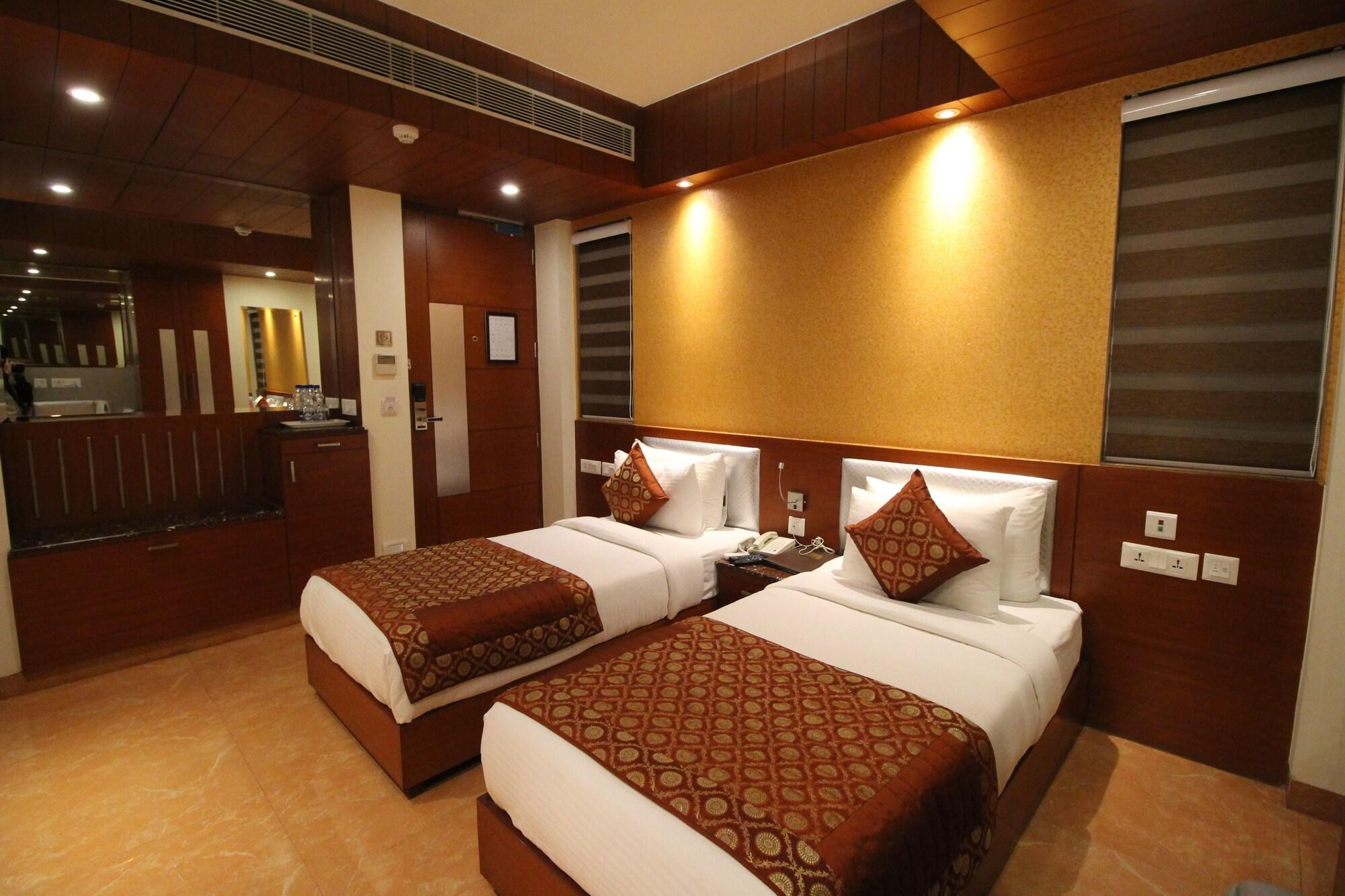 Hotel Golden Grand Delhi  Exterior photo