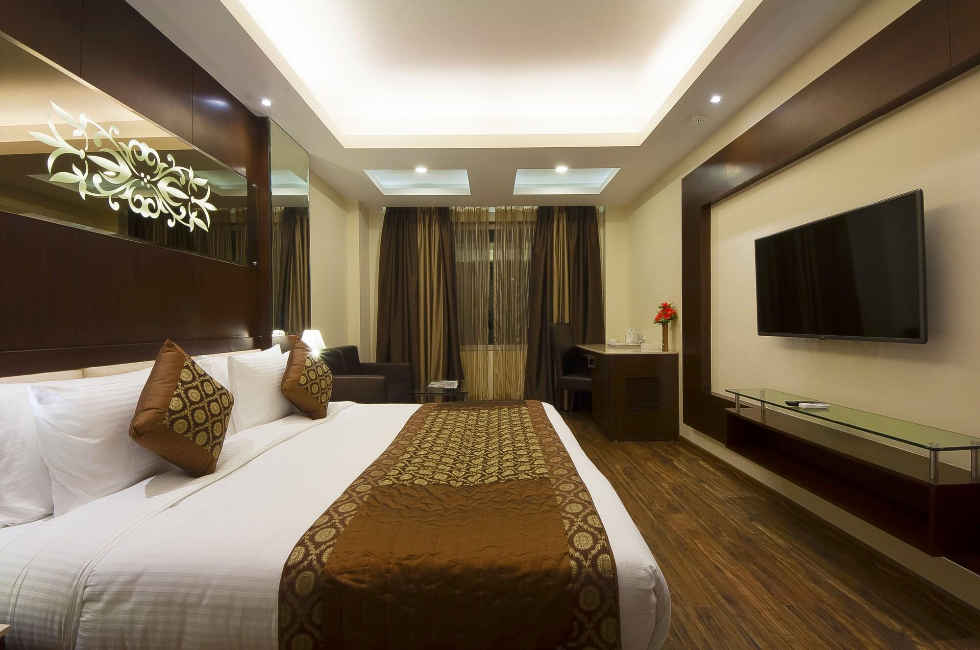Hotel Golden Grand Delhi  Exterior photo