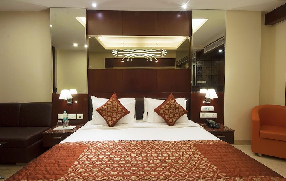 Hotel Golden Grand Delhi  Exterior photo