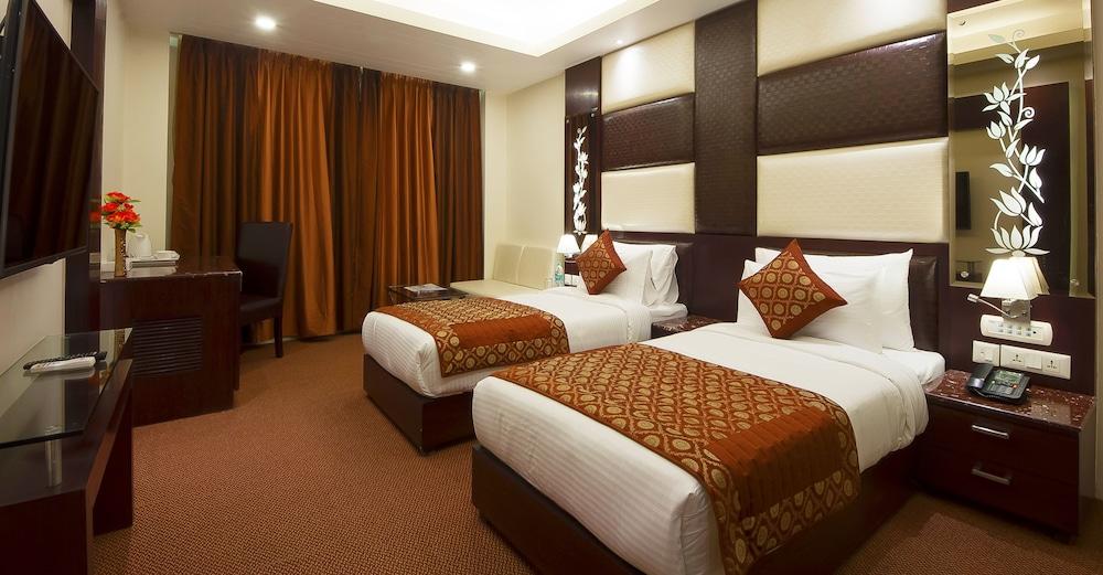 Hotel Golden Grand Delhi  Exterior photo