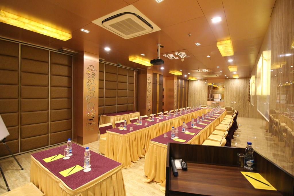 Hotel Golden Grand Delhi  Exterior photo