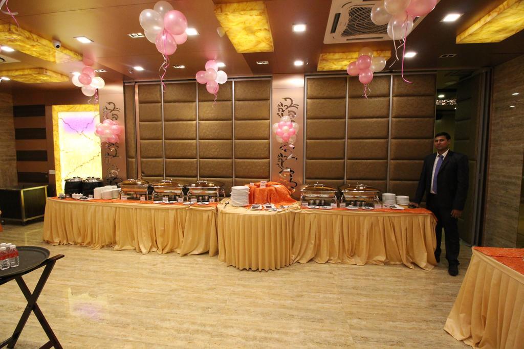 Hotel Golden Grand Delhi  Exterior photo