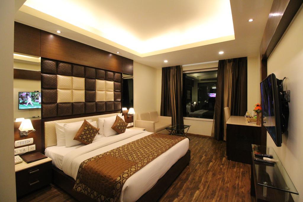 Hotel Golden Grand Delhi  Exterior photo