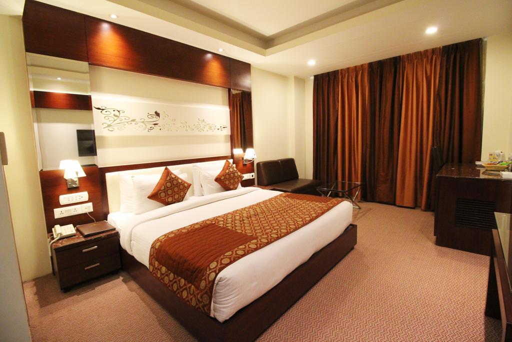 Hotel Golden Grand Delhi  Exterior photo
