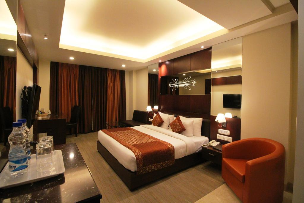 Hotel Golden Grand Delhi  Exterior photo