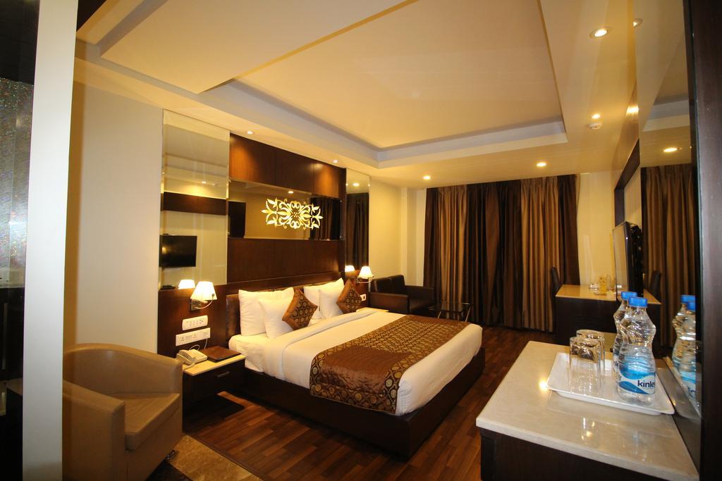 Hotel Golden Grand Delhi  Exterior photo