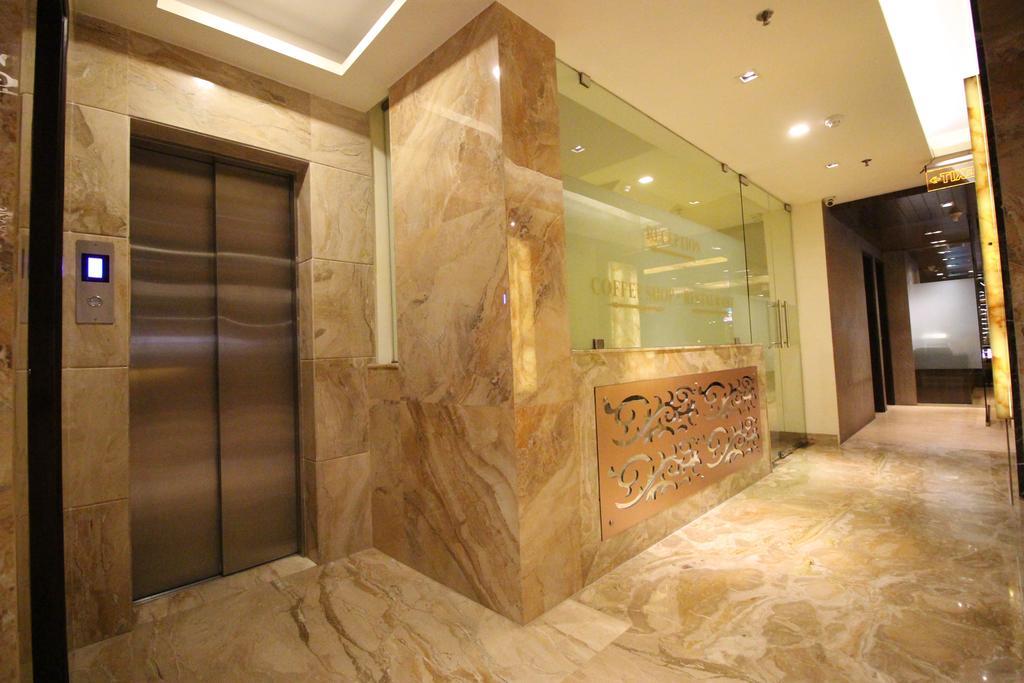 Hotel Golden Grand Delhi  Exterior photo