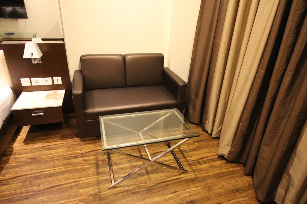 Hotel Golden Grand Delhi  Exterior photo